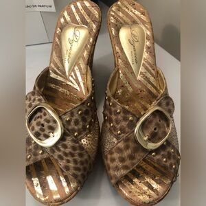 Dezario wedge leopard gold buckle
